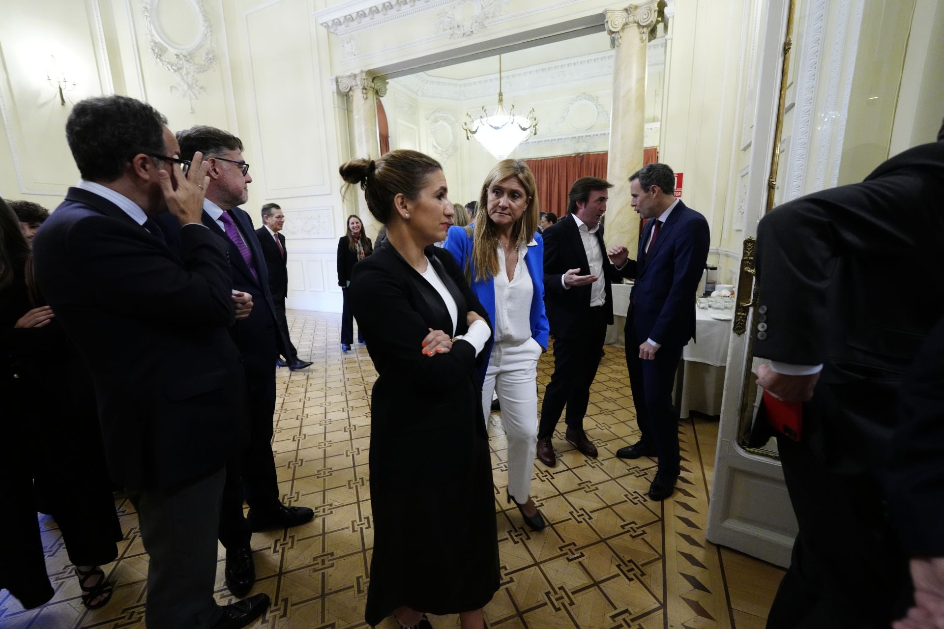 Marieta Jaureguizar, directora de Comunicación y Marca de la Fundación Universitaria San Pablo CEU, y Ana Delgado, directora general de ABC.