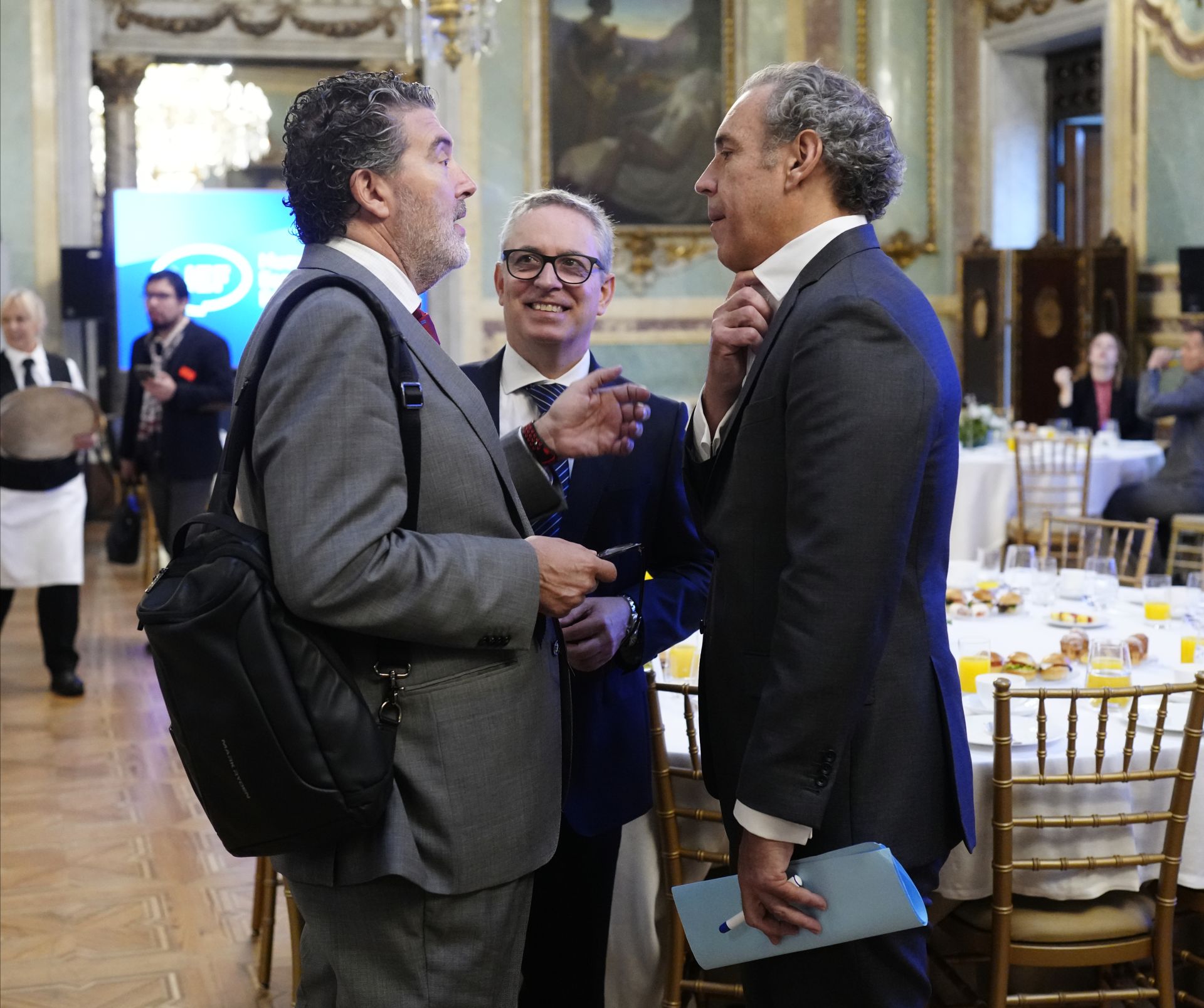 Julián Quirós, director de ABC; Óscar Villasante, director de El Correo, y Manuel Mirat, CEO de Vocento.
