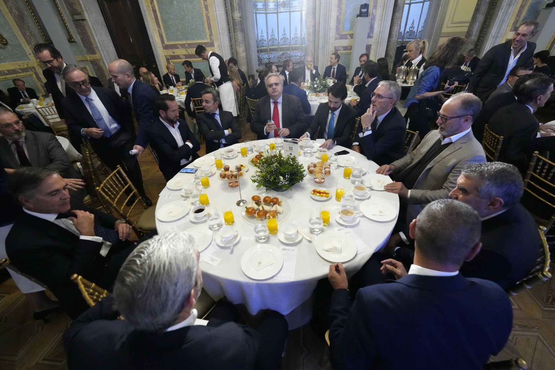 Raúl Berdonés, presidente de Secuoya; Xavier Pujol, secretario del consejo y secretario general de Cellnex Telecom; Txema Oleaga, senador del PSOE-PSV; Diego Rodríguez, director general de Foro Nueva Economía; Iñigo Barrenechea, director general de Negocio Editorial de Vocento; y David Colomer, Regional CEO Iberia President Italy de IPG Mediabrand, entre otros asistentes.