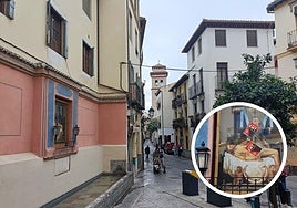 Pilar de la Virgen en calle Elvira de Granada. En el círculo, las pegatinas sobre la mampara de cristal.