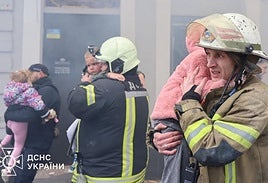 La policía acordona uno de los edificios afectados en Járkov