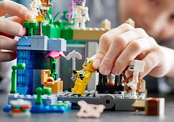 Convierte cualquier tarde en una aventura épica con el set LEGO Minecraft La mazmorra del esqueleto