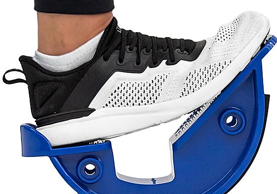 Este estirador de pantorrillas  alivia la fascitis plantar, la tendinitis de Aquiles y las piernas tensas