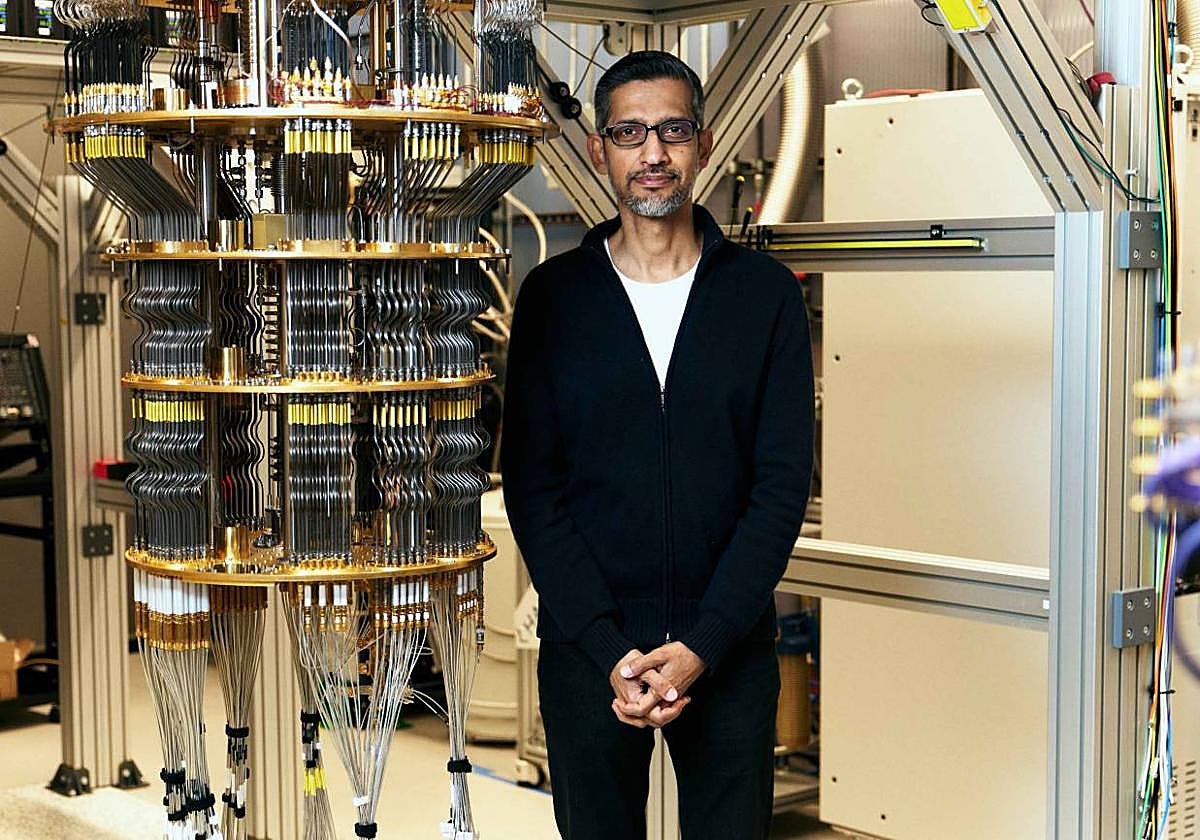 Sundar Pichai, CEO de Google, con uno de los ordenadores cuánticos de la compañía.