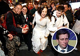 Rosalía recorre la Gran Vía, flanqueada por admiradores, camino de la plaza del Callao.