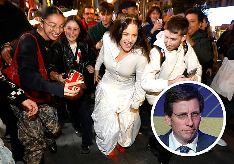 Rosalía recorre la Gran Vía, flanqueada por admiradores, camino de la plaza del Callao.