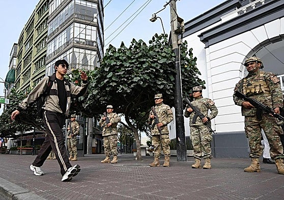 Mienbros del ejército peruano patrullan el centro de Lima tras la declaración del estado de emergencia.