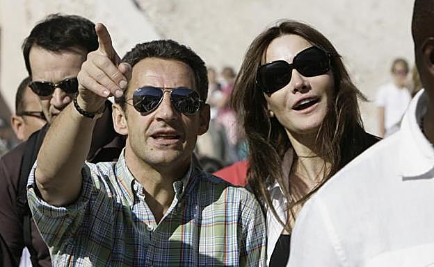 El entonces presidente galo, en los comienzos de su relación con la cantante Carla Bruni en diciembre de 2007.