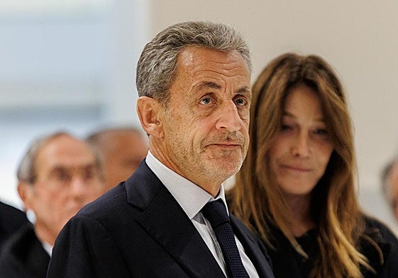 Nicolas Sarkozy y su esposa, Carla Bruni, con gesto de preocupación al escuchar la condena del pasado septiembre al expresidente francés.