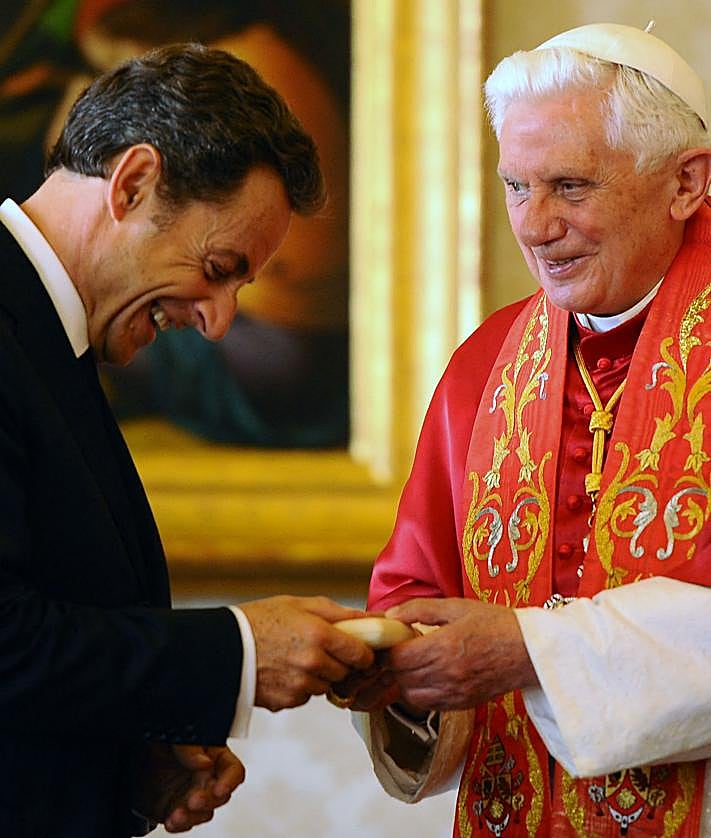 Imagen secundaria 2 - Sarkozy junto a altos dignatarios extranjeros como Angela Merkel, Silvio Berlusconi, Barack Obama y el Papa Benedicto XVI.