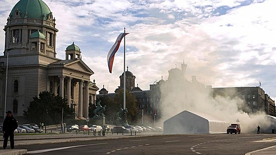 El presidente de Serbia culpa a la oposición del tiroteo frente al Parlamento
