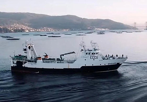 El Villa de Pitanxo, en una imagen de archivo saliendo de un puerto gallego.