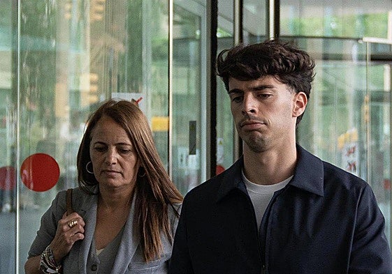 El futbolista del RCD Espanyol, Álvaro Aguado, a su salida de la Ciutat de la Justicia.