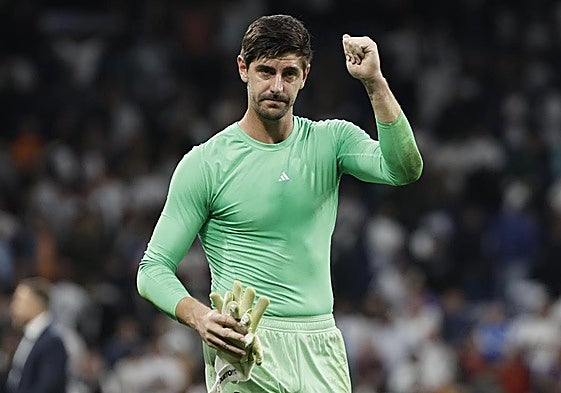 Thibaut Courtois hace un gesto a la afición del Real Madrid tras la victoria ante la Juventus.
