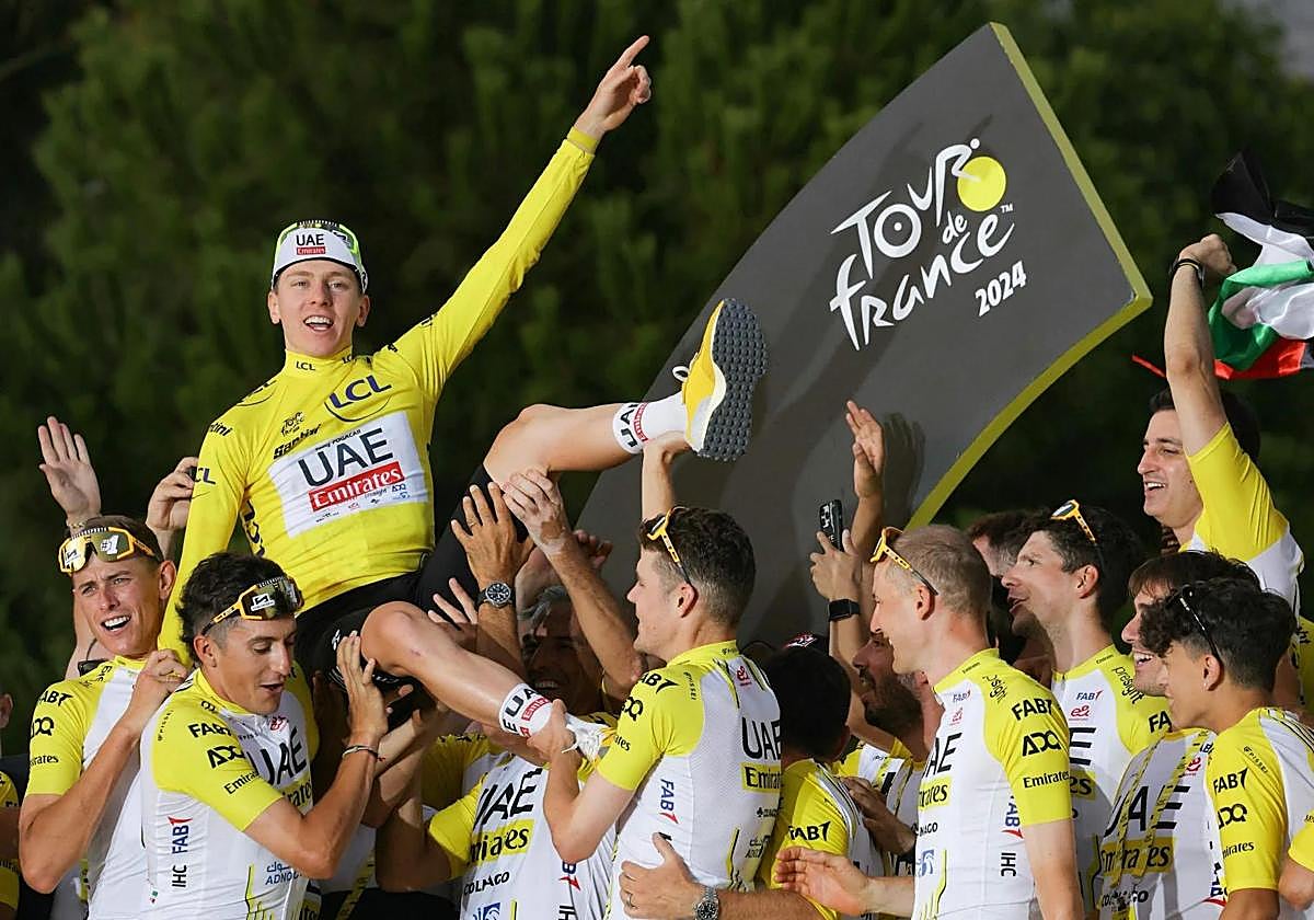 Tadej Pogacar celebra su cuarto Tour con sus compañeros del UAE.