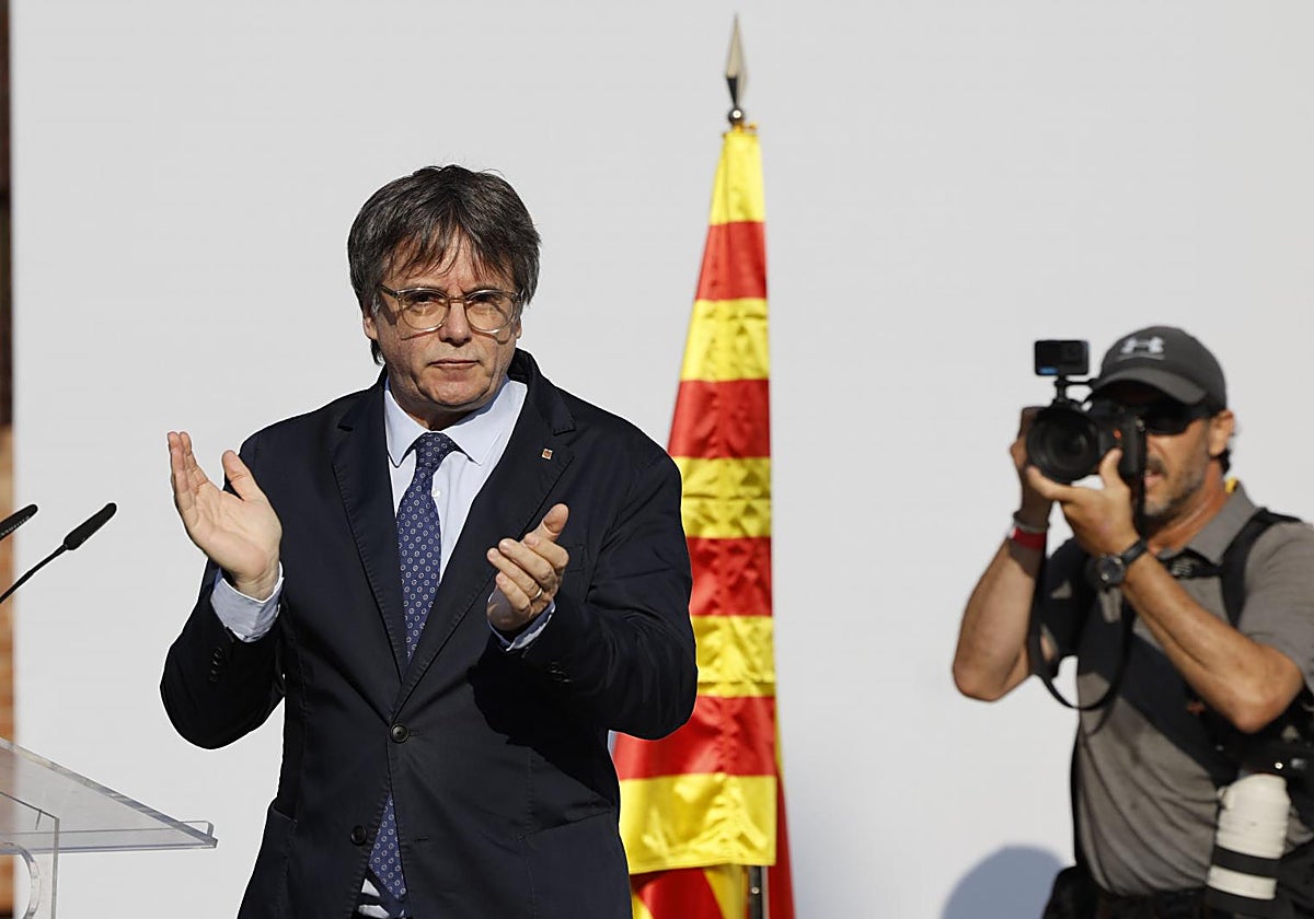 Carles Puigdemont en el acto de Barcelona de agosto de 2024 eludiendo la orden de detención vigente.