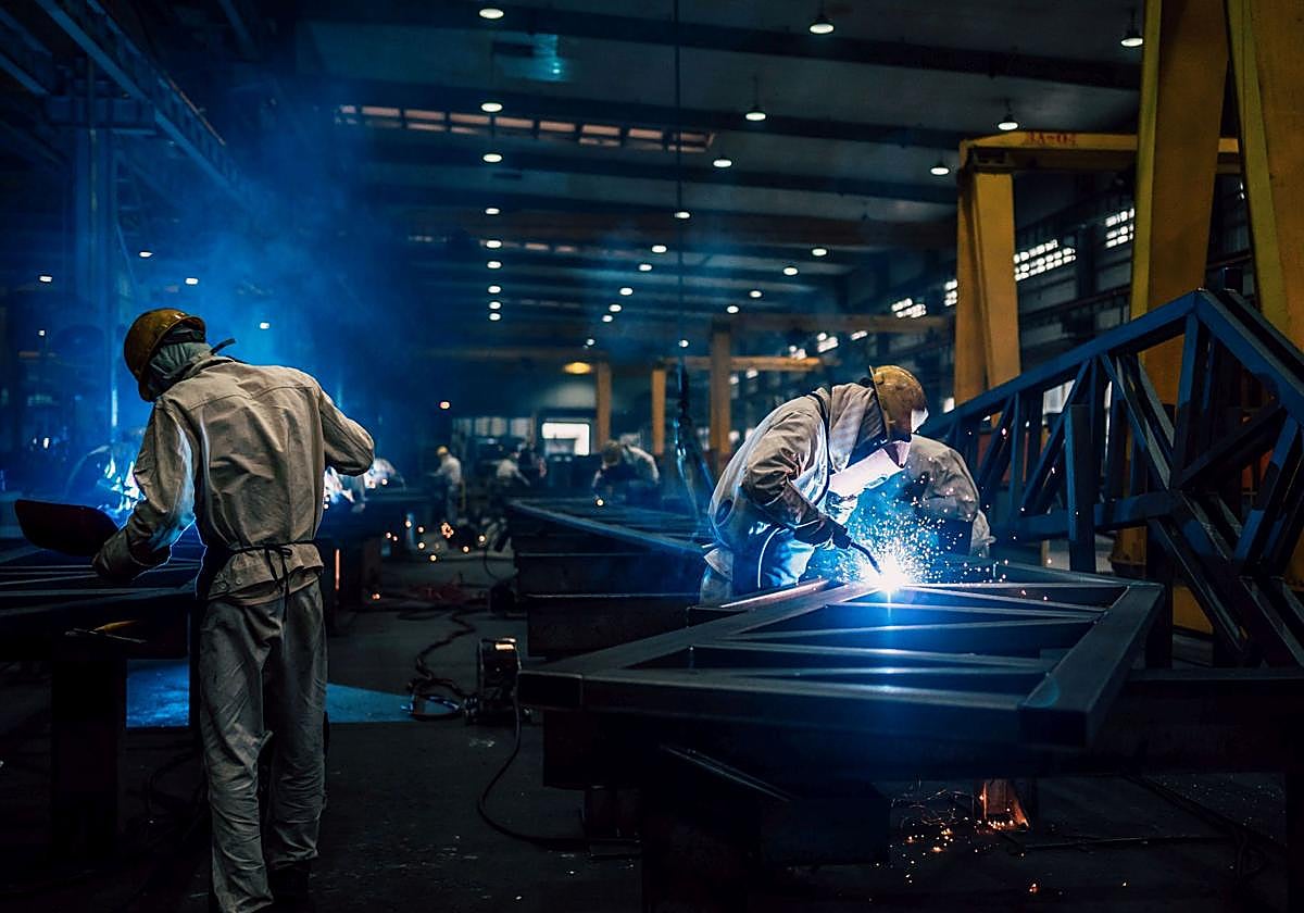 Trabajadores en una industria