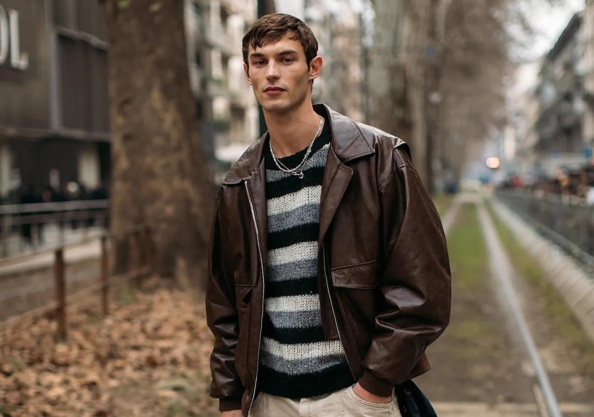 Modelo posa con un jersey de rayas.