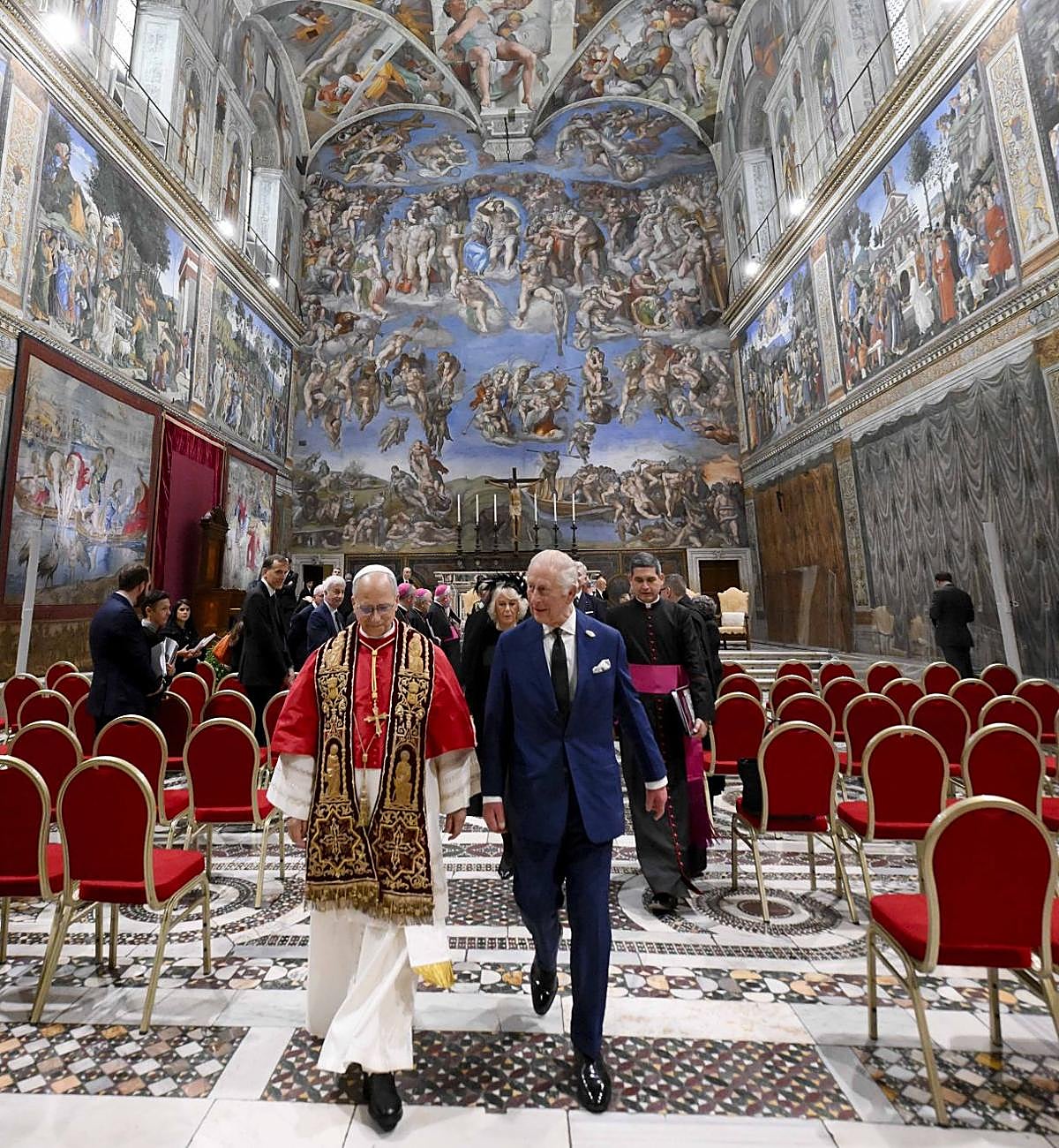 El Papa León XIV y Carlos III, en la Capilla Sixtina.