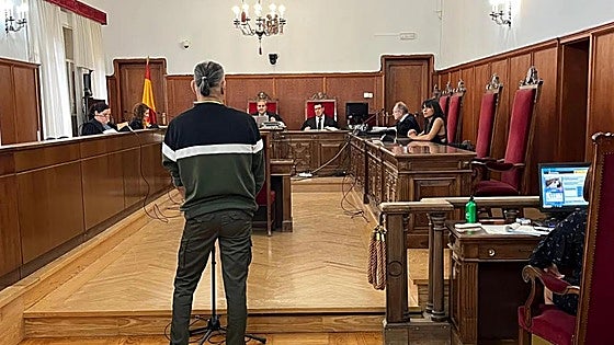 El acusado de acuchillar a un taxista en Olivenza afirma que el conductor trató de violarlo