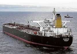 Petrolero ruso con bandera de Panamá que fue remolcado en el mar Báltico.