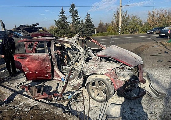 El estado en el que quedó el coche en el que viajaban los periodistas ucranianos tras el ataque ruso contra una gasolinera en Kramatorsk.