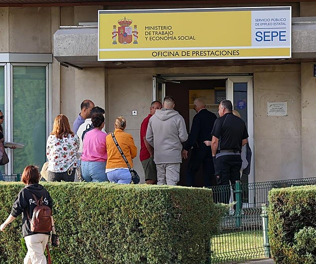 Varias personas en la entrada de una oficina del SEPE.