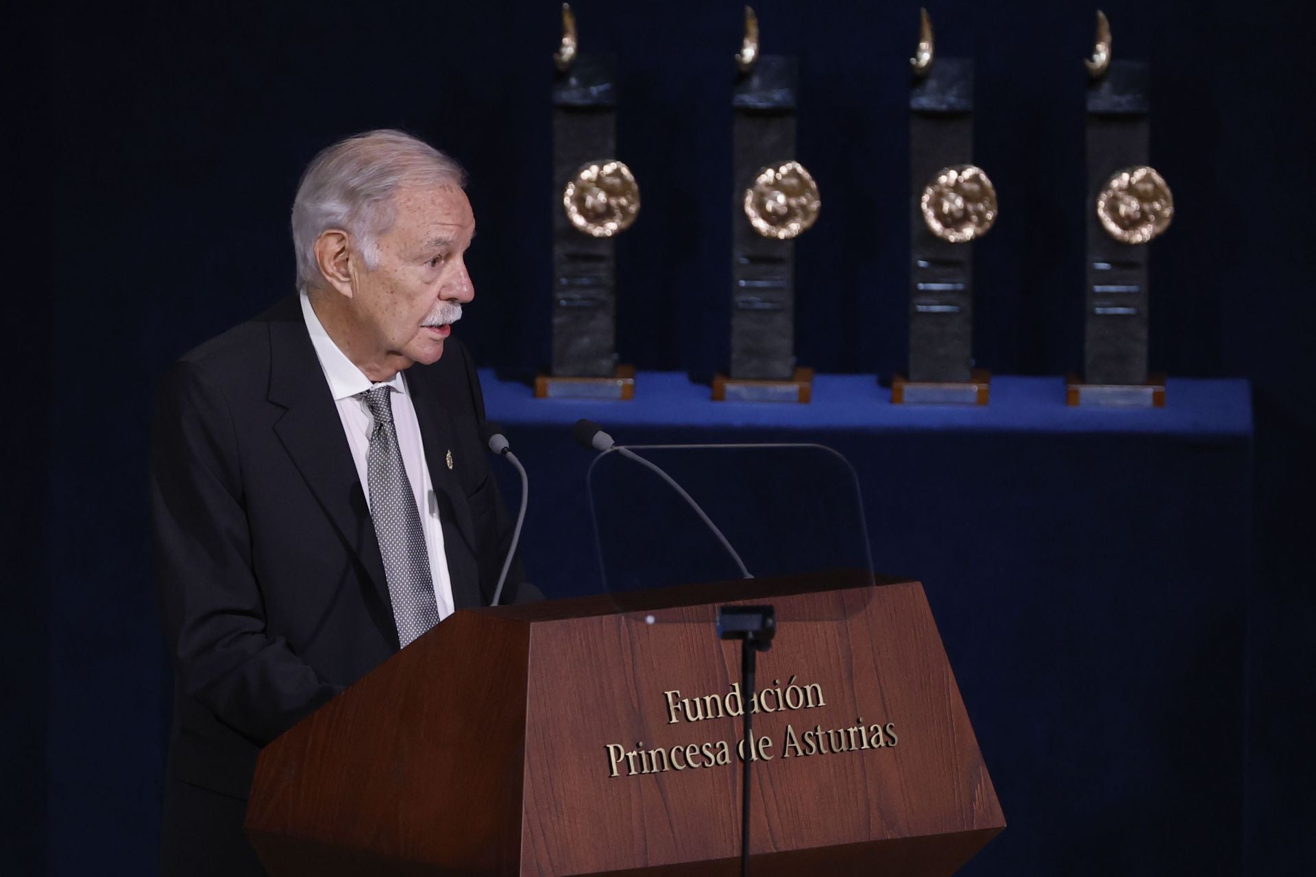 El escritor Eduardo Mendoza, Premio Princesa de Asturias de las Letras, durante la ceremonia de entrega de los Premios Princesa de Asturias.