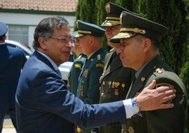 Gustavo Petro, presidente de Colombia, saluda a unos militares.