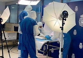 Agentes de la Policía Nacional inspeccionando el cuadro este viernes.