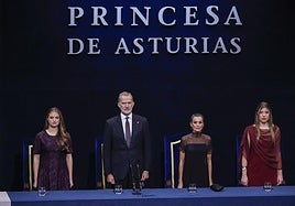 Los reyes Felipe VI y Letizia junto a la princesa Leonor y la infanta Sofía posan con los galardonados con los Premios Princesa de Asturias 2025.