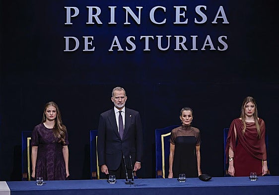 Los reyes Felipe VI y Letizia junto a la princesa Leonor y la infanta Sofía posan con los galardonados con los Premios Princesa de Asturias 2025.