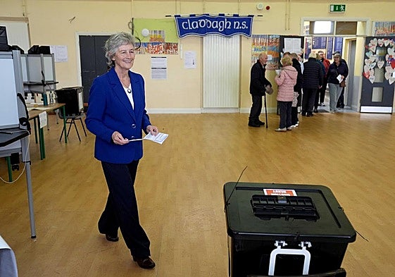 La candidata independiente Catherine Connolly, favorita en los sondeos, al acudir a votar este viernes.