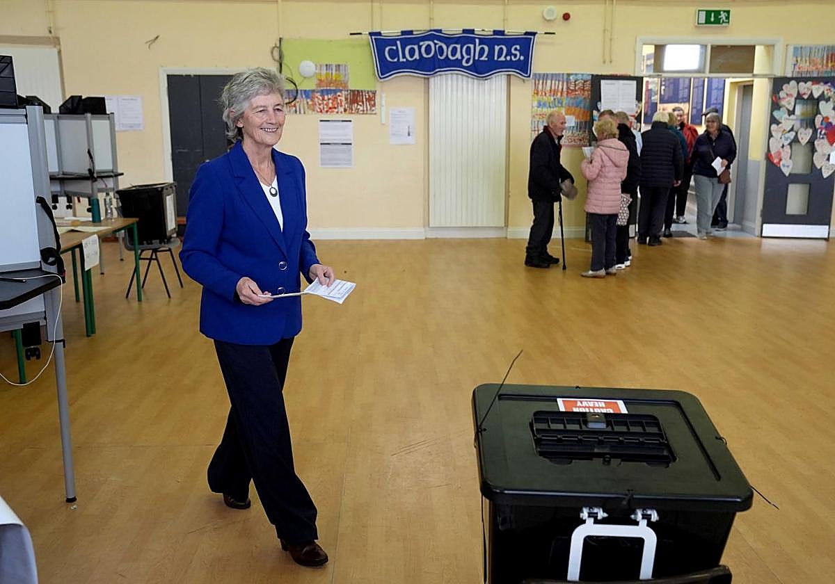 La candidata independiente Catherine Connolly, favorita en los sondeos, al acudir a votar este viernes.