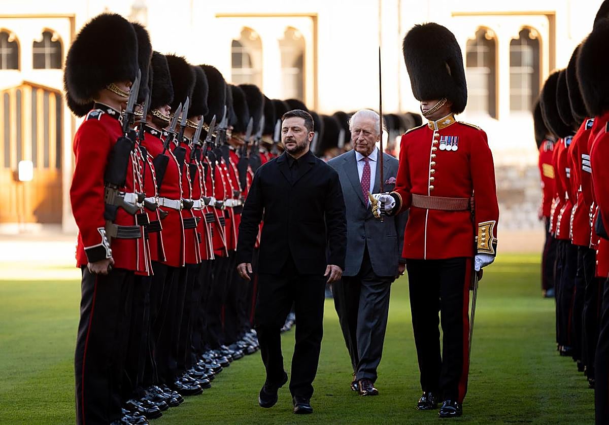 El presidente ucraniano, Volodímir Zelenski, fue recibido por el rey Carlos III en Windsor horas antes de la reunión de la coalición de voluntarios