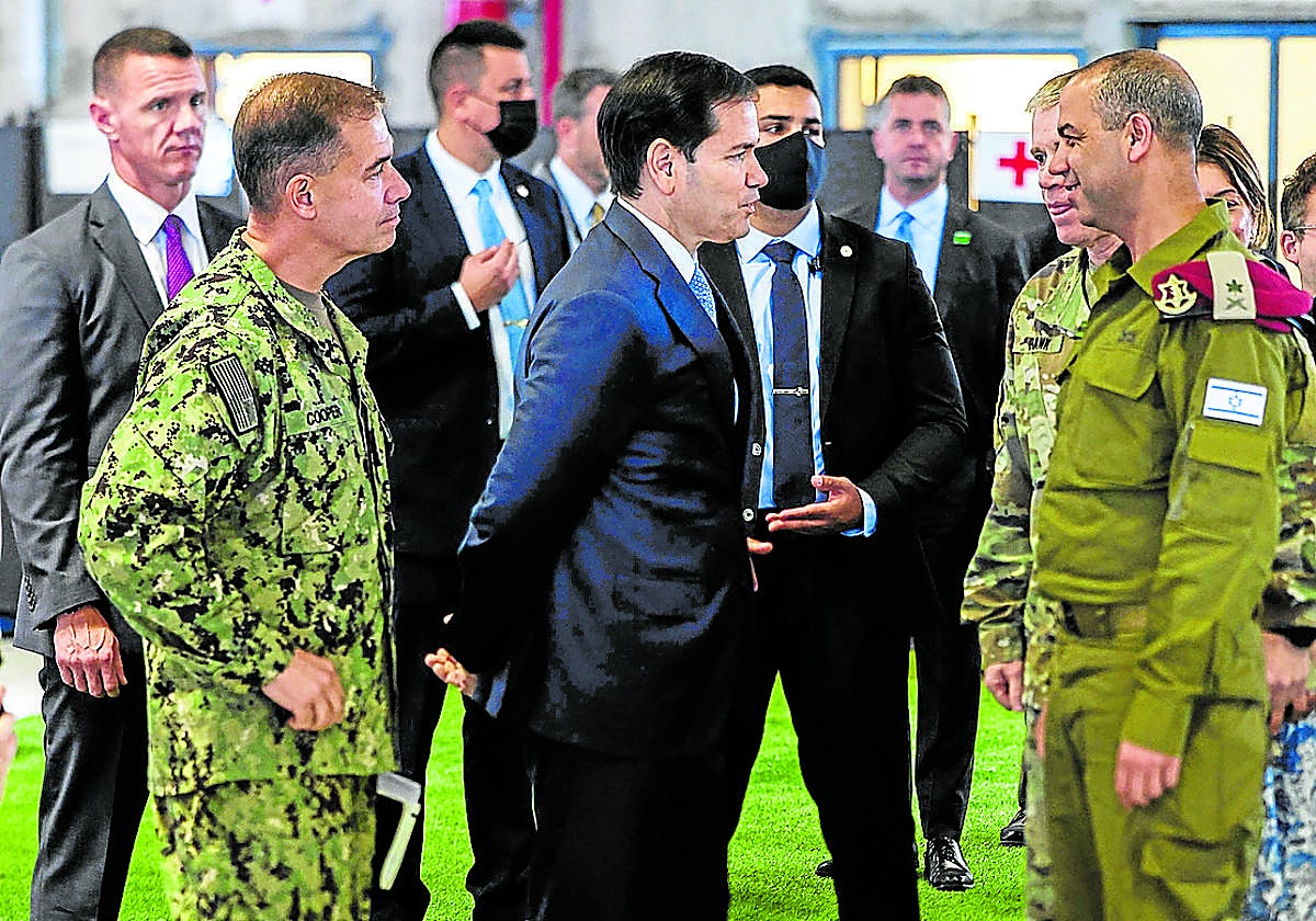 Marco Rubio charla con el general Yaakov Dolf durante su visita a Israel.