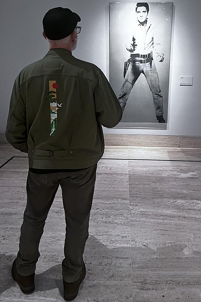 Un espectador contempla el 'Un solo Elvis' (1964), de Andy Warhol.
