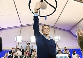 Feijóo saluda a los asistentes al mitin del PP en Zaragoza.