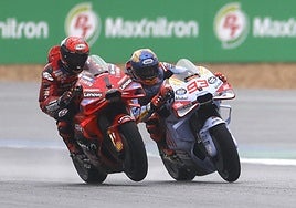 Francesco Bagnaia y Marc Marquez, durante una carrera el pasado año