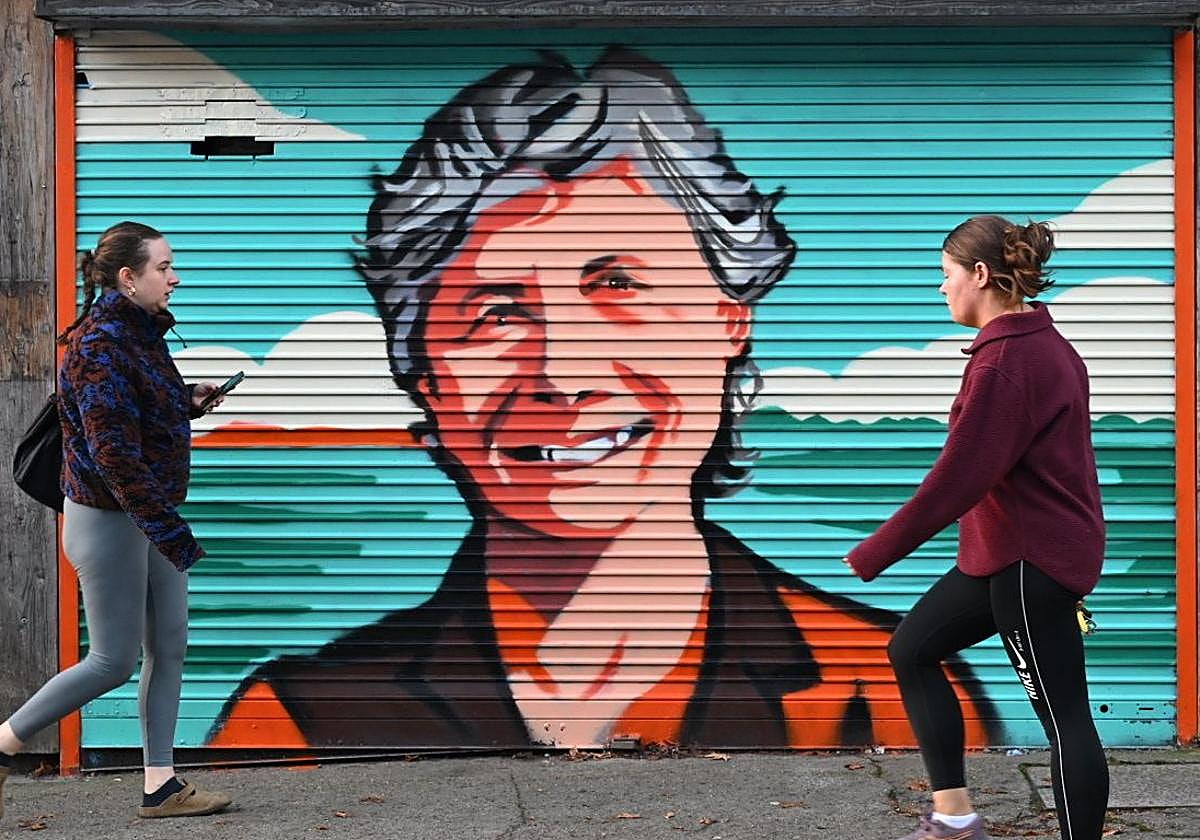 Un mural con la imagen de Catherine Connolly en Dublín.