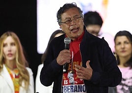 Gustavo Petro interviene en una protesta en Bogotá contra las sanciones de Trump.
