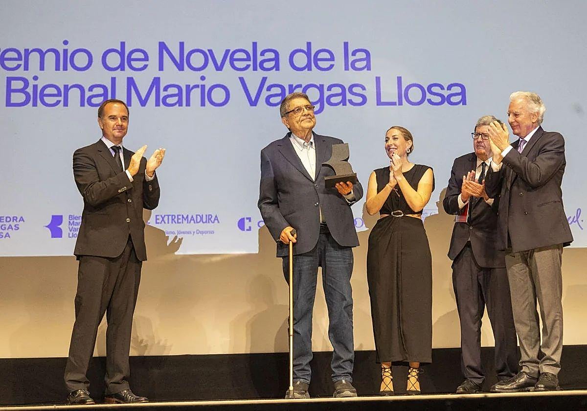 Sergio Ramírez tras recoger el premio en el Gran Teatro de Cáceres.