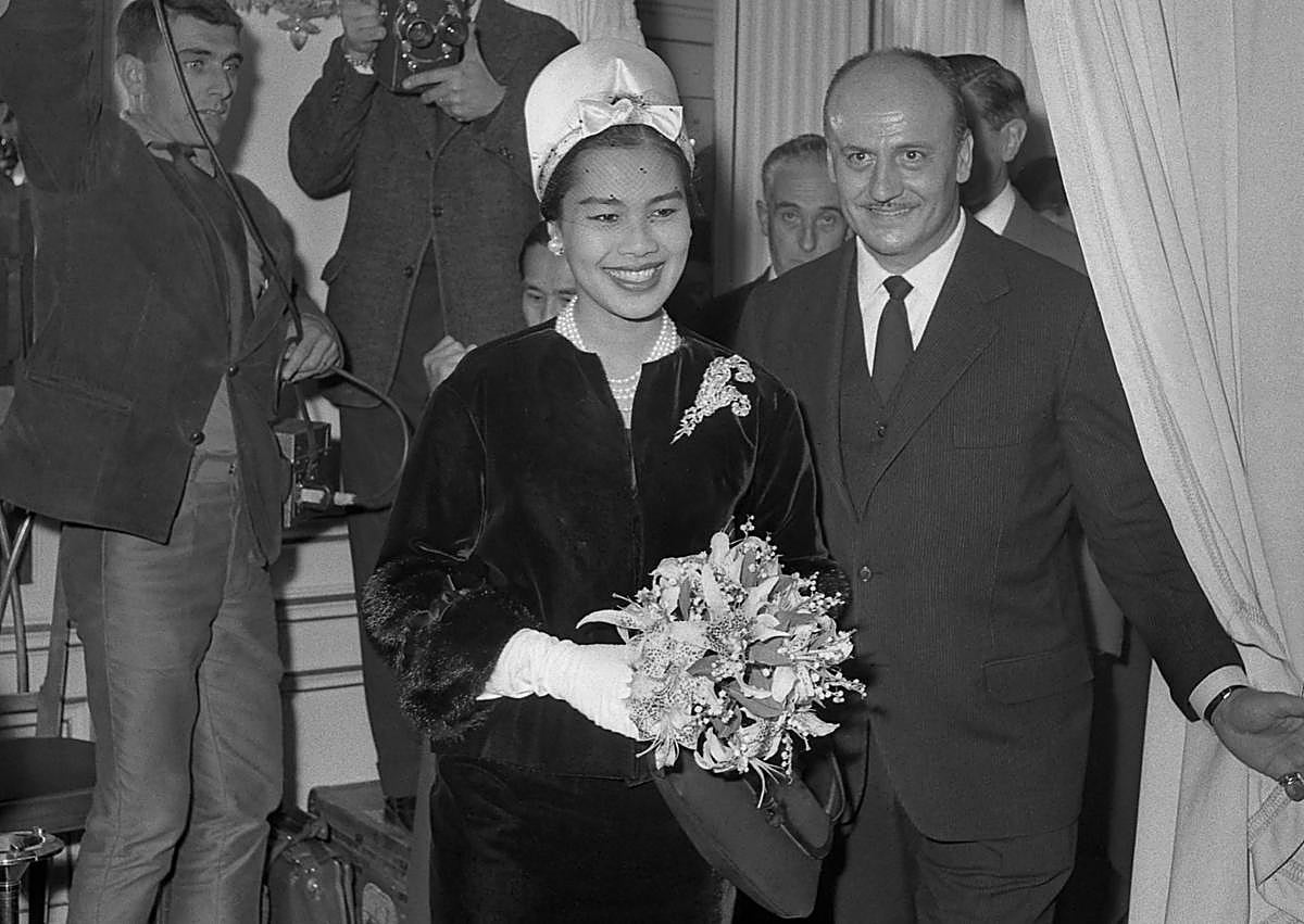 Imagen secundaria 1 - Los reyes de Tailandia durante un viaje a Londres en 1960; Sirikit es recibida por el diseñador Pierre Balmain antes de un desfile en París en la misma época; la monarca pasa revista a la guardia de honor a su llegada a Moscú en 2007. 