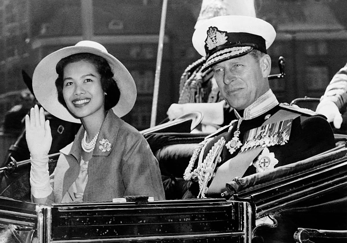 Imagen principal - Los reyes de Tailandia durante un viaje a Londres en 1960; Sirikit es recibida por el diseñador Pierre Balmain antes de un desfile en París en la misma época; la monarca pasa revista a la guardia de honor a su llegada a Moscú en 2007. 