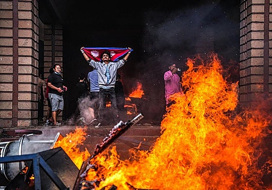 En el segundo día de las protestas de la generación Z contra la corrupción los manifestantes incendiaron el Parlamento de Katmandú.