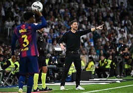 Xabi Alonso da instrucciones al equipo durante el clásico