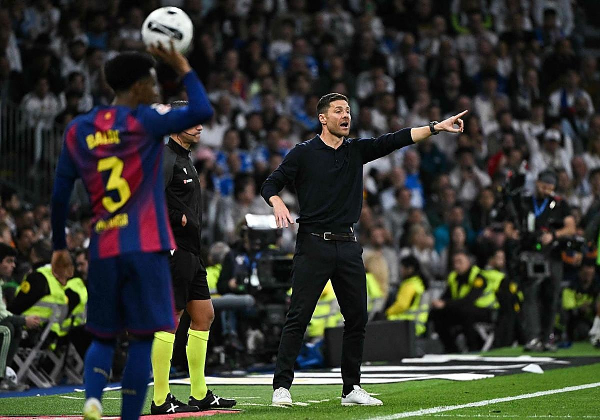 Xabi Alonso da instrucciones al equipo durante el clásico