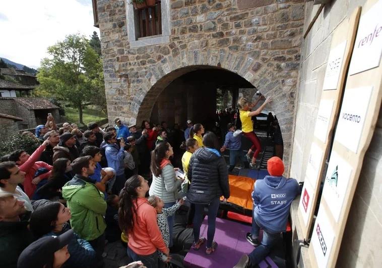 Una de las participantes en la final de la Copa Urbana de escalada en Potes.