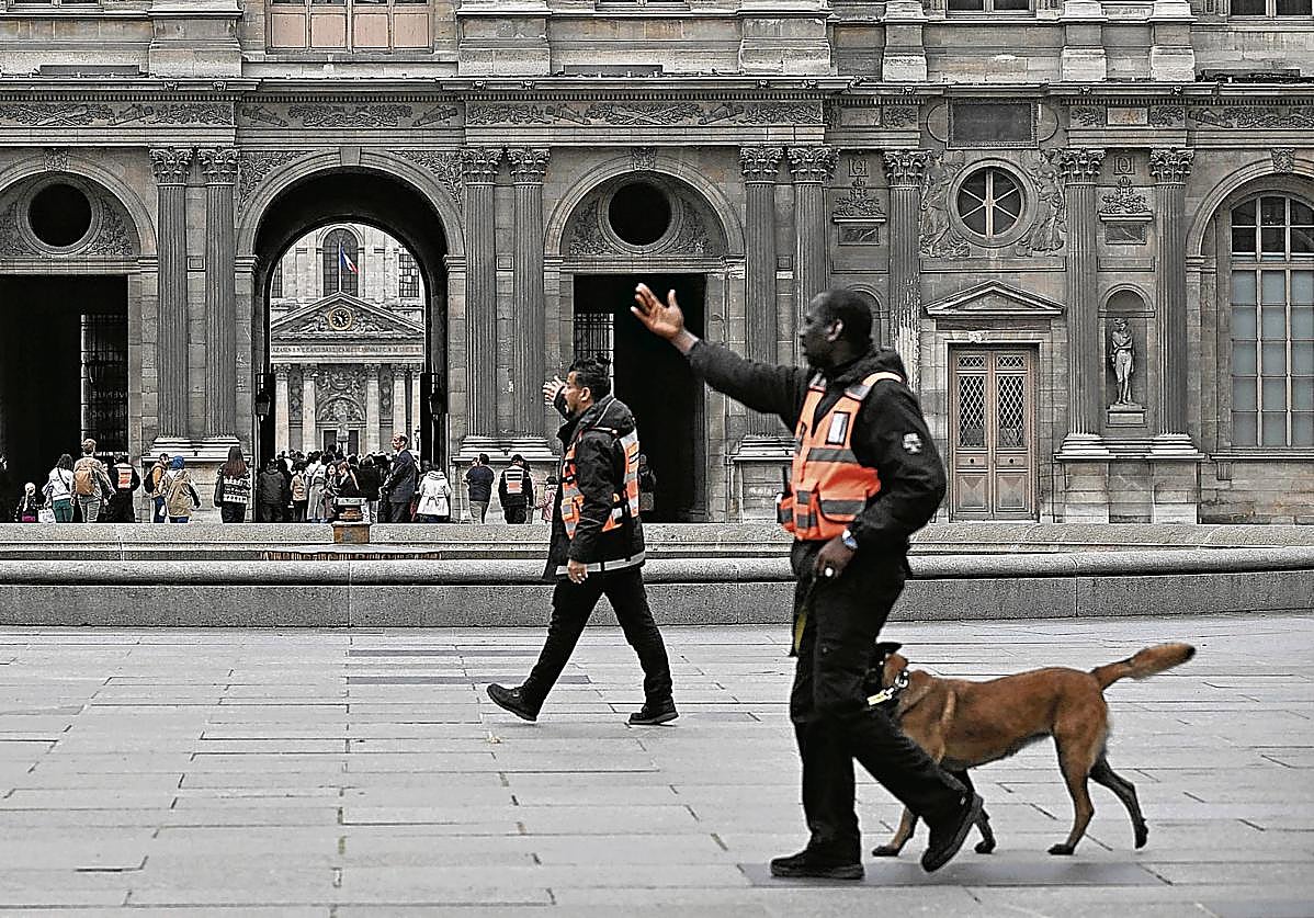 Personal de seguridad pide al público que abandone el patio del museo.