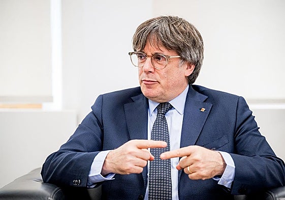 Carles Puigdemont, durante su reunión con Salvador Illa en Bruselas.